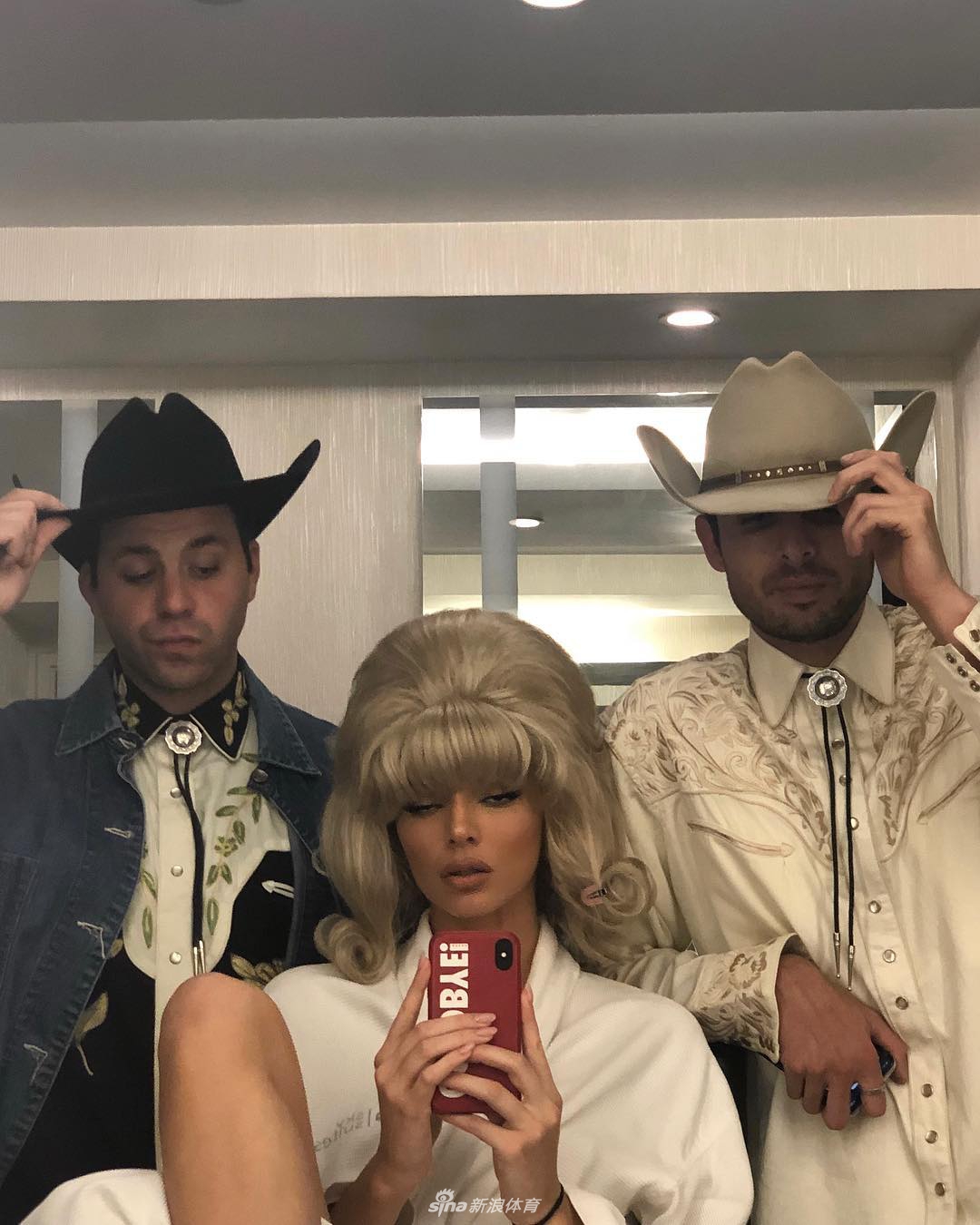 西蒙斯前女友凹复古造型 这身材打几分