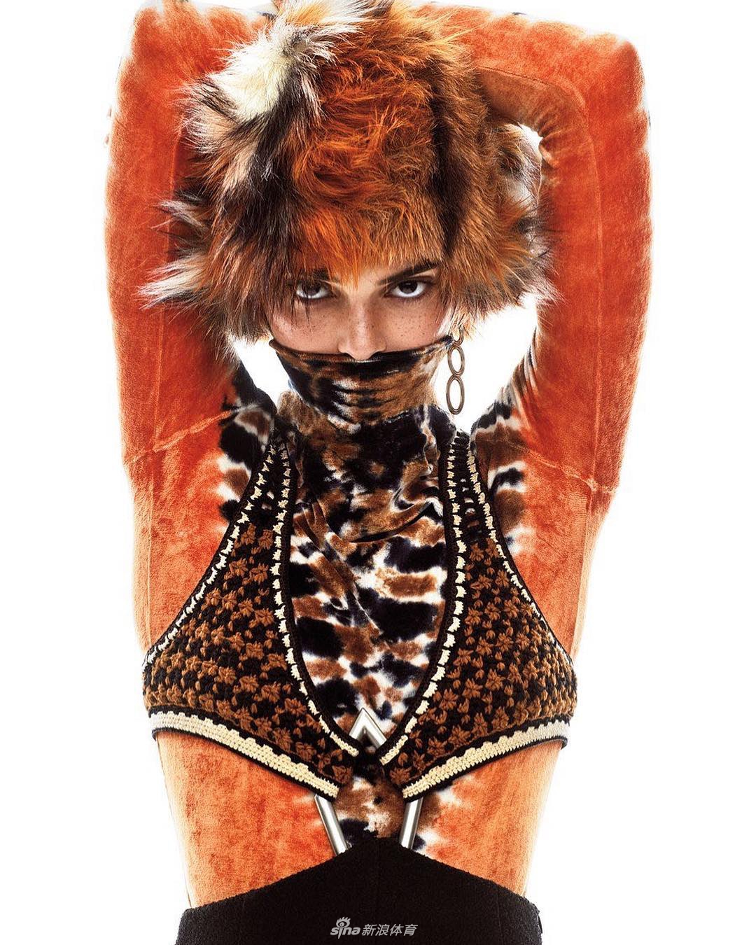 西蒙斯前女友凹复古造型 这身材打几分