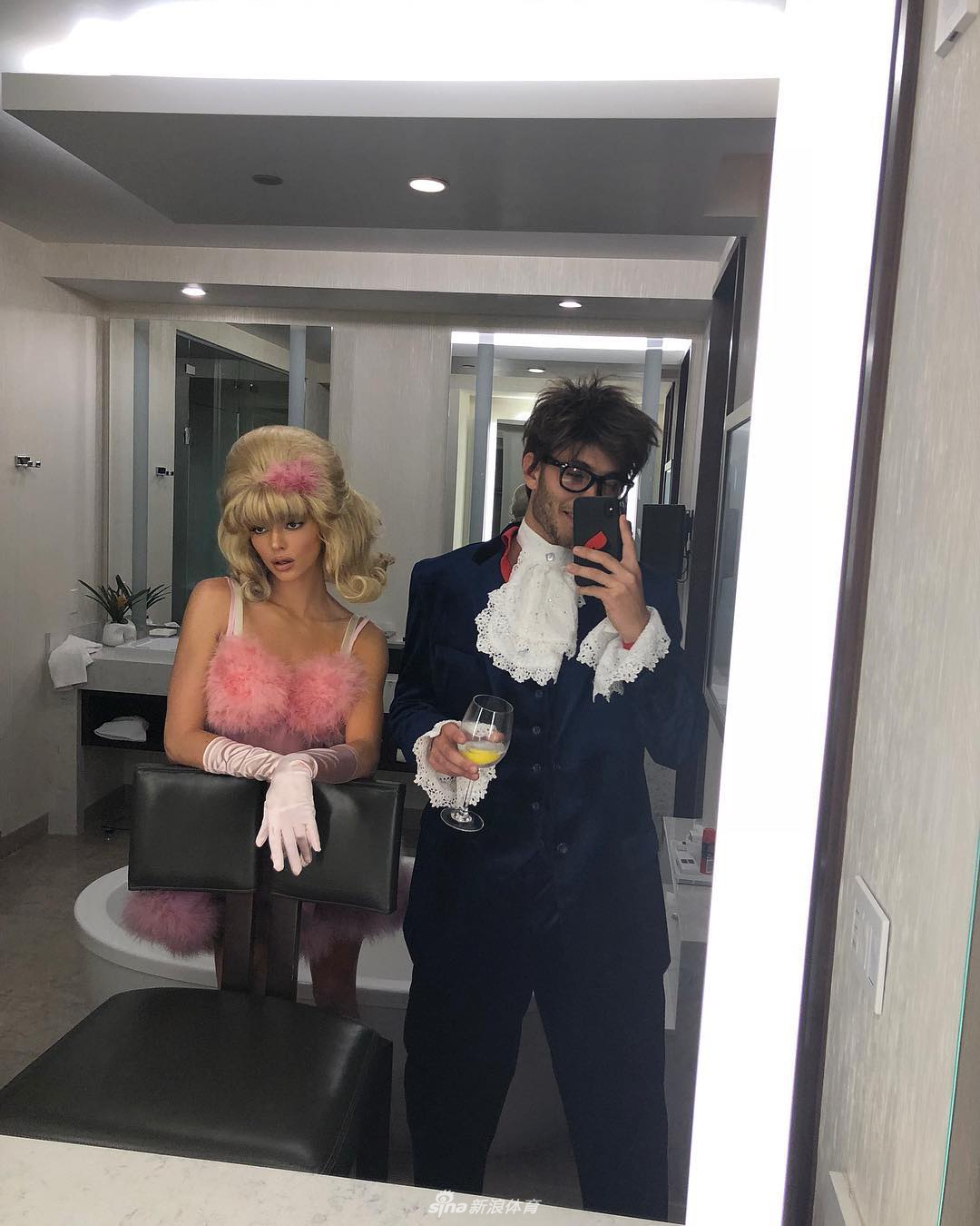 西蒙斯前女友凹复古造型 这身材打几分