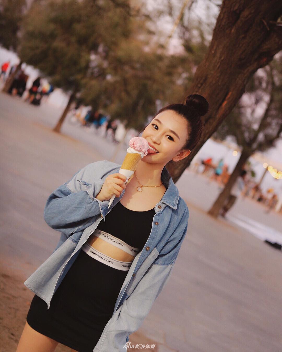 吴秀波包养门女主角Ins被扒 竟是巴萨球迷！