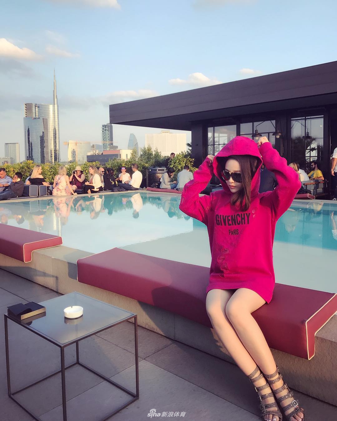 吴秀波包养门女主角Ins被扒 竟是巴萨球迷！