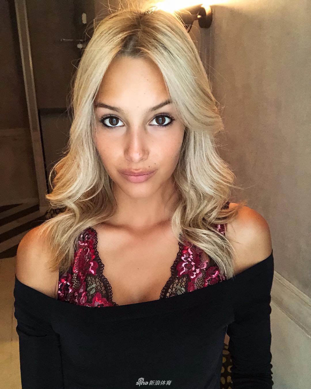 佩莱女友瓦尔加秀恩爱 细腰美腿中超第一女友