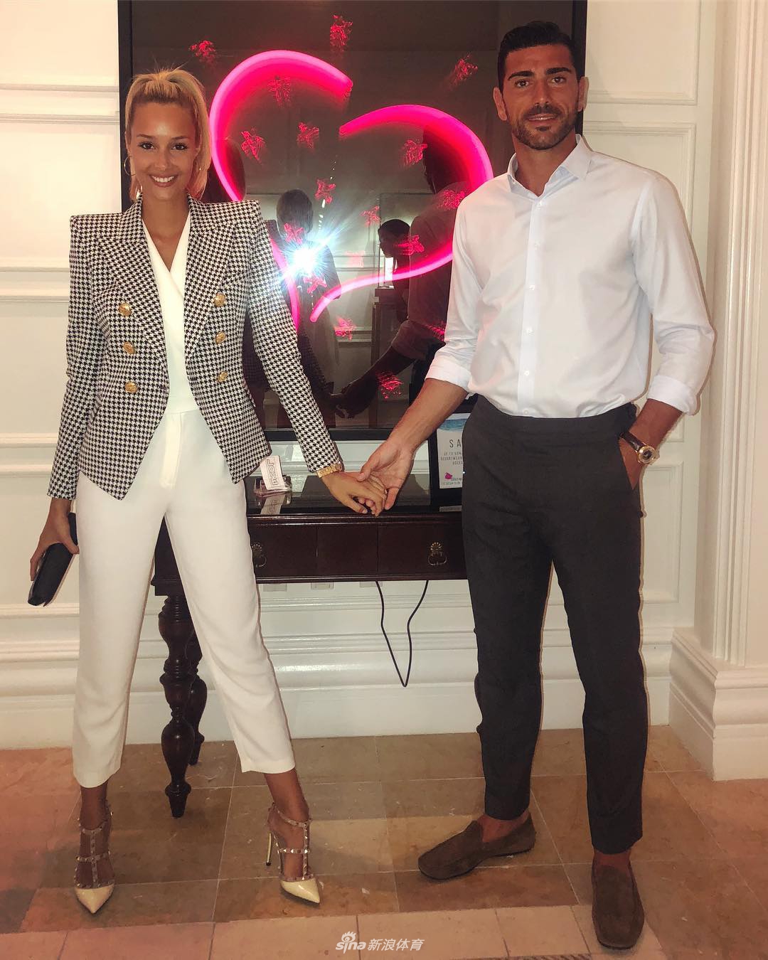 佩莱女友瓦尔加秀恩爱 细腰美腿中超第一女友