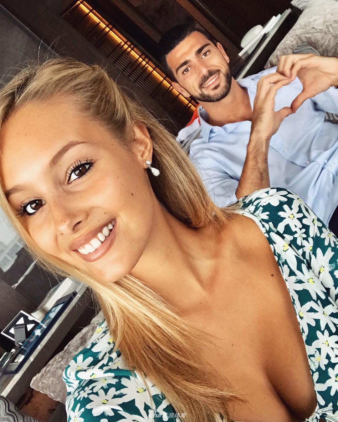 佩莱女友瓦尔加秀恩爱 细腰美腿中超第一女友