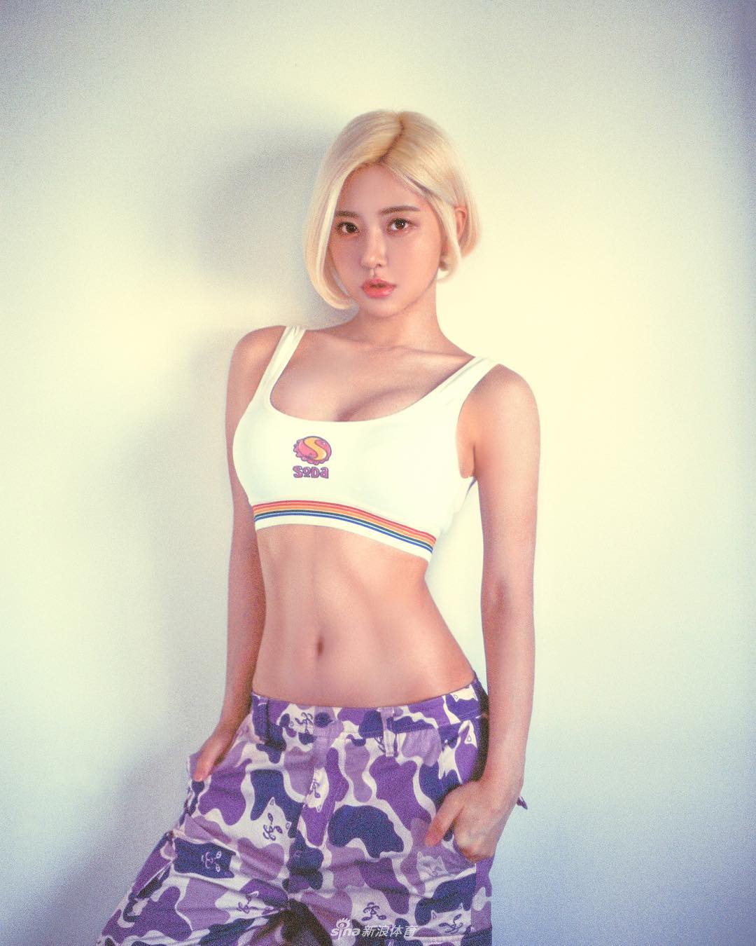 超红AJ女神送新春祝福 穿旗袍秀火辣娇躯