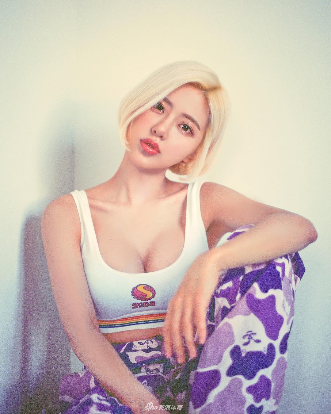 超红AJ女神送新春祝福 穿旗袍秀火辣娇躯