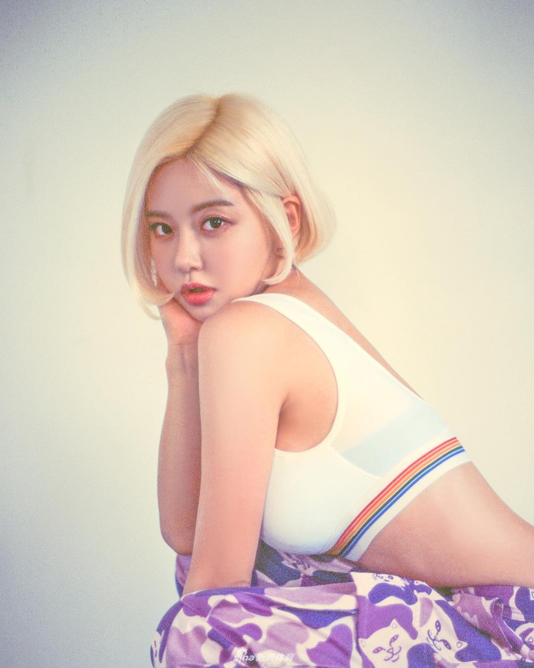 超红AJ女神送新春祝福 穿旗袍秀火辣娇躯