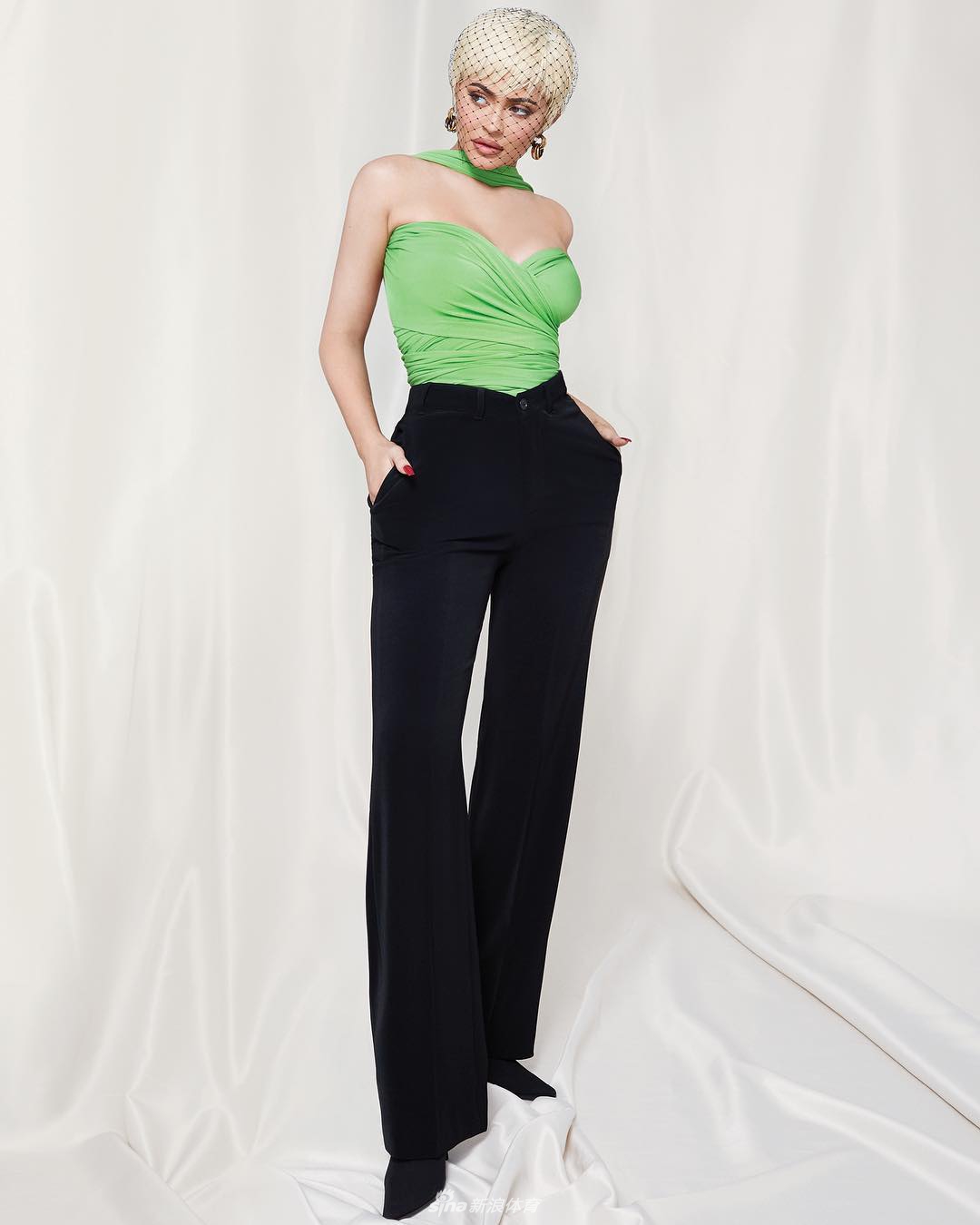 卡戴珊小妹凯莉最新杂志写真 冷艳冰美人