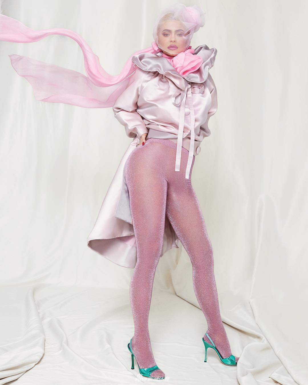 卡戴珊小妹凯莉最新杂志写真 冷艳冰美人