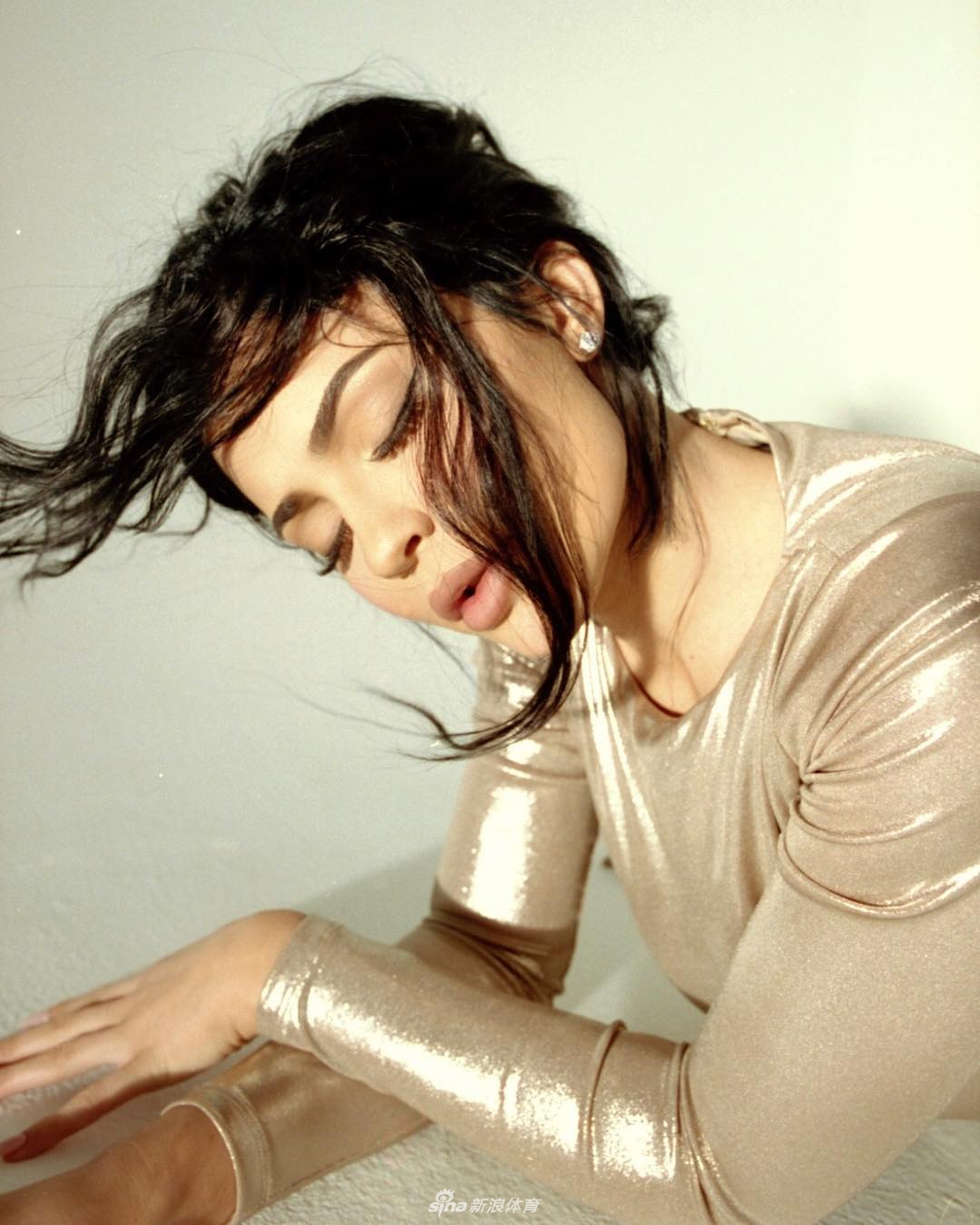 卡戴珊小妹凯莉最新杂志写真 冷艳冰美人