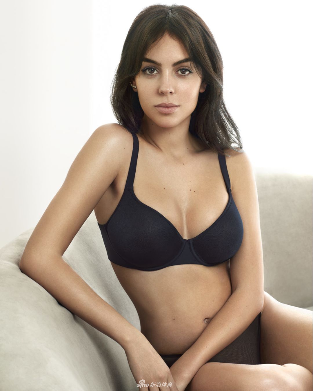 C罗女友拍内衣写真 秀魔鬼身材