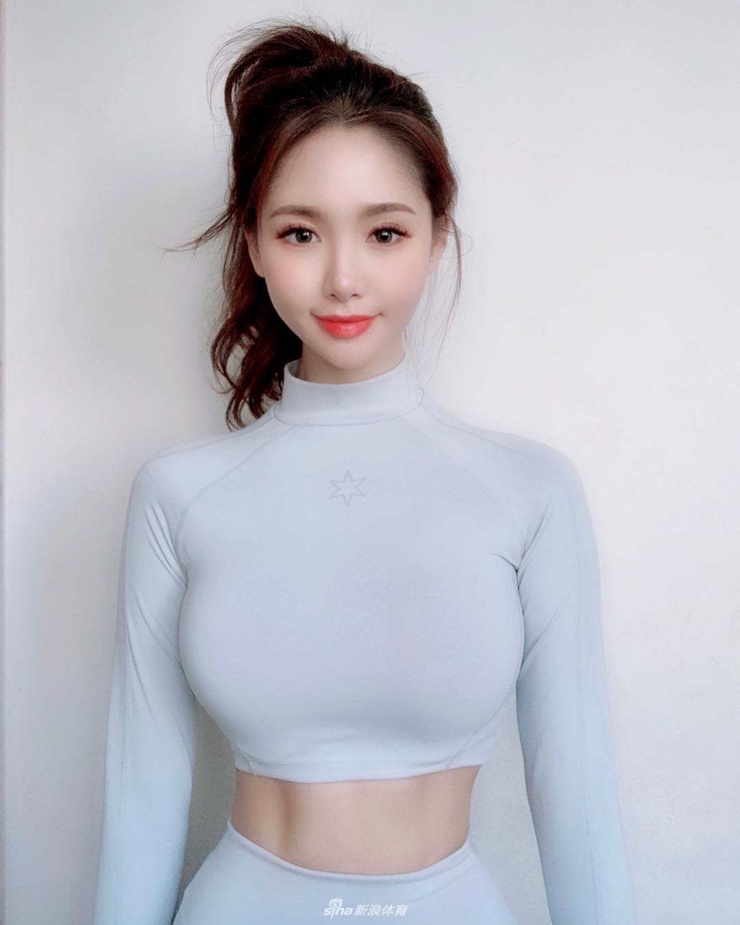 网红嫩模爱臭美更爱篮球 颜值身材都犯规了