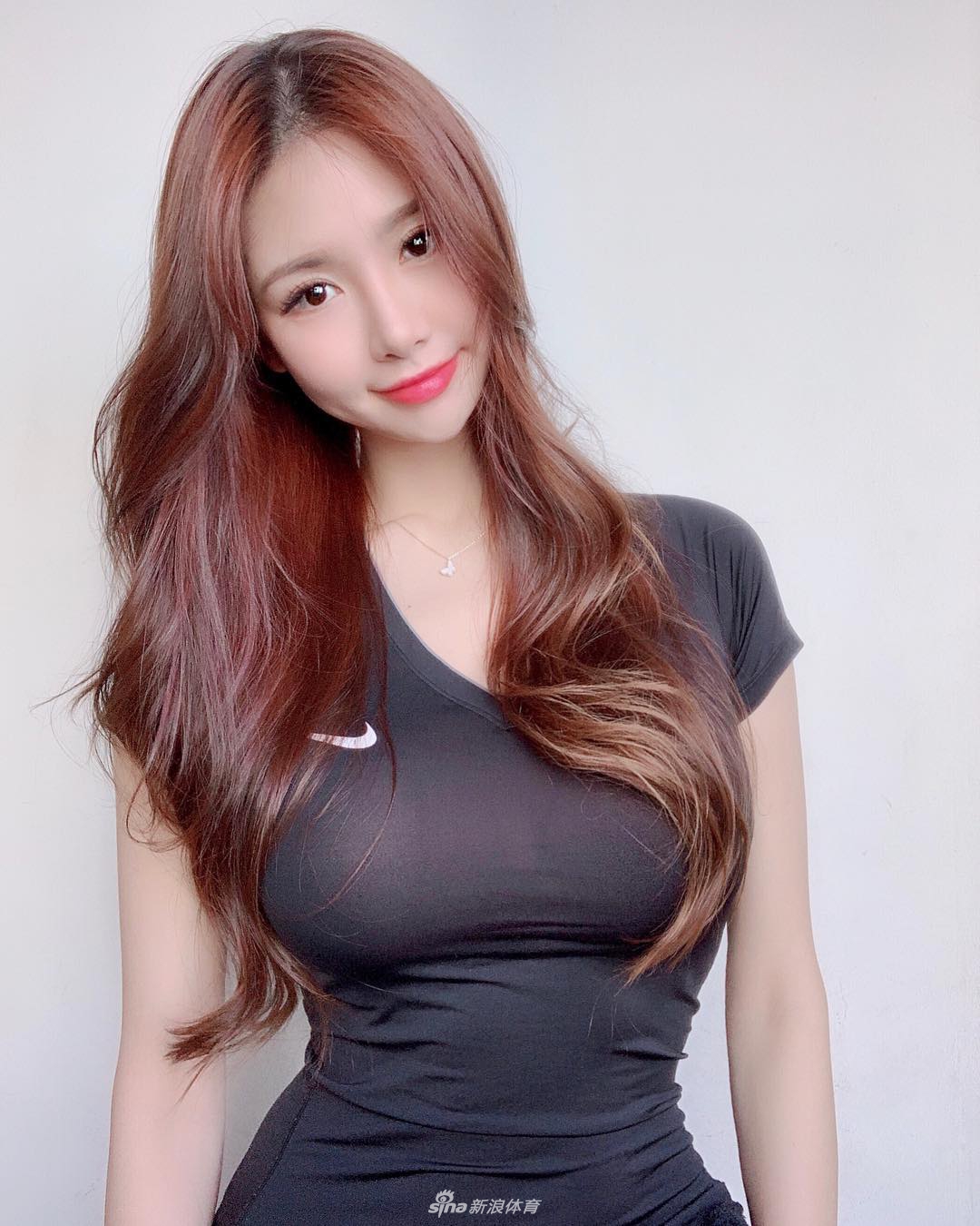 网红嫩模爱臭美更爱篮球 颜值身材都犯规了