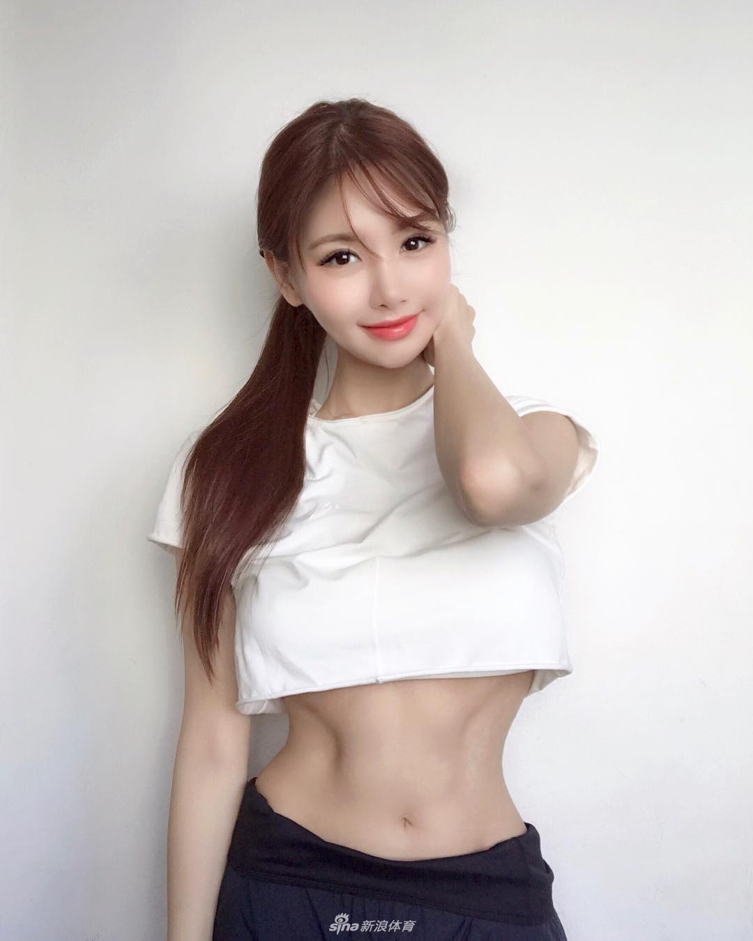 网红嫩模爱臭美更爱篮球 颜值身材都犯规了