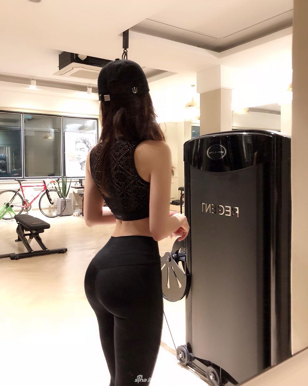 模特小姐姐最爱卡哇伊 火辣身材让粉丝点赞