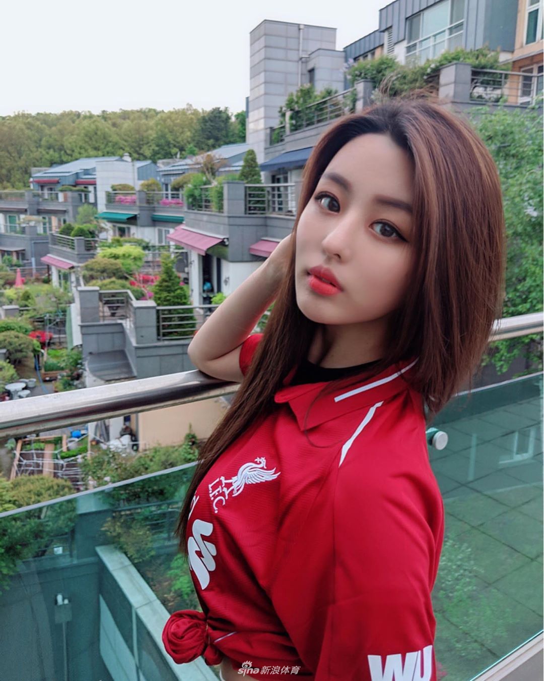 韩国超辣女模原是利物浦死忠 这身材打几分