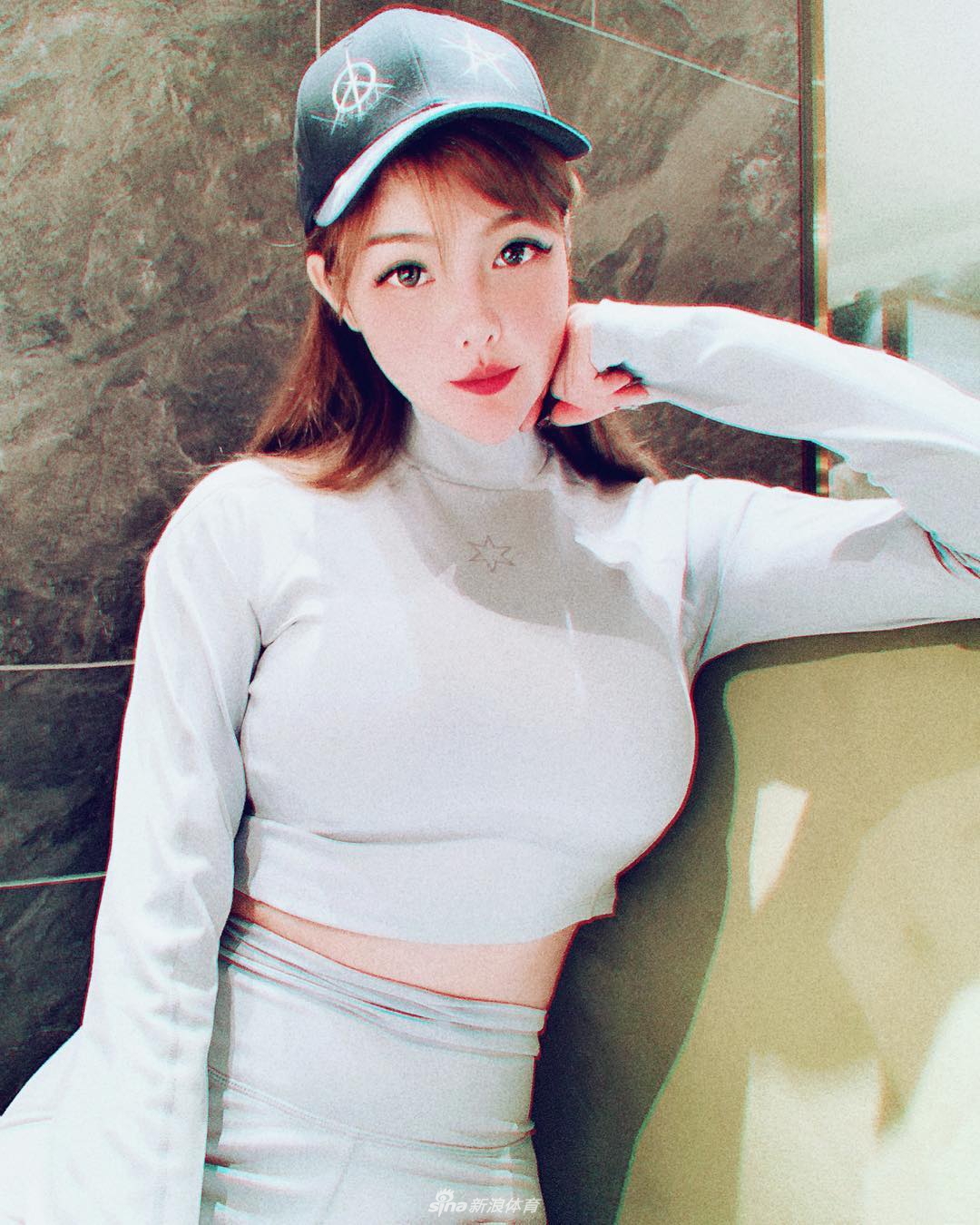 喜欢篮球的女孩颜值都不低 想跟她一起看球