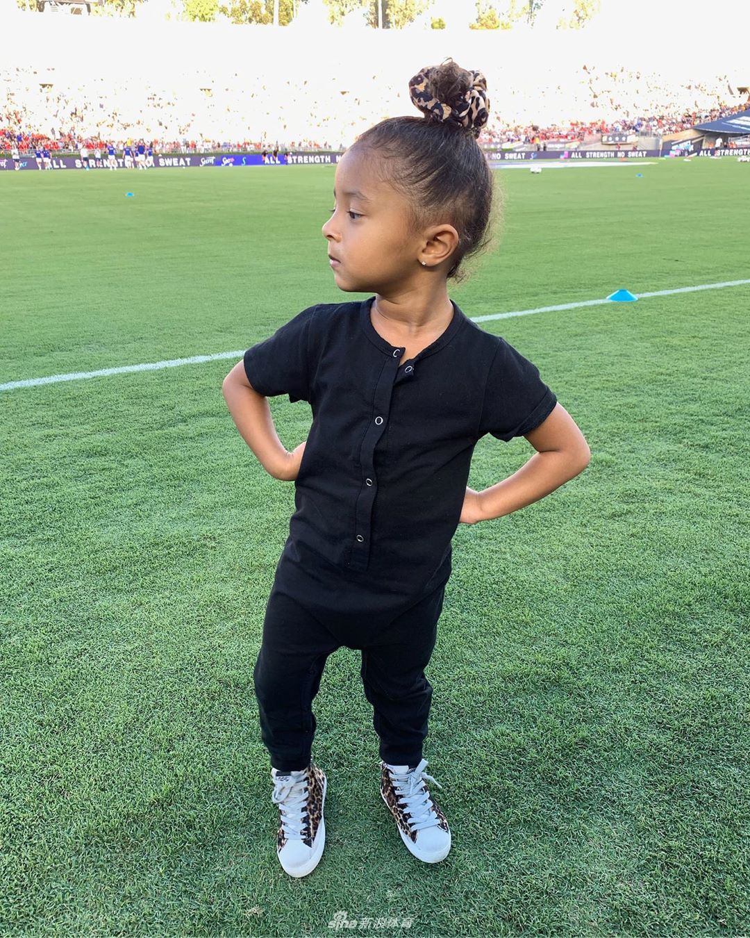 科比带全家看美国女足比赛 三个女儿谁更像爹