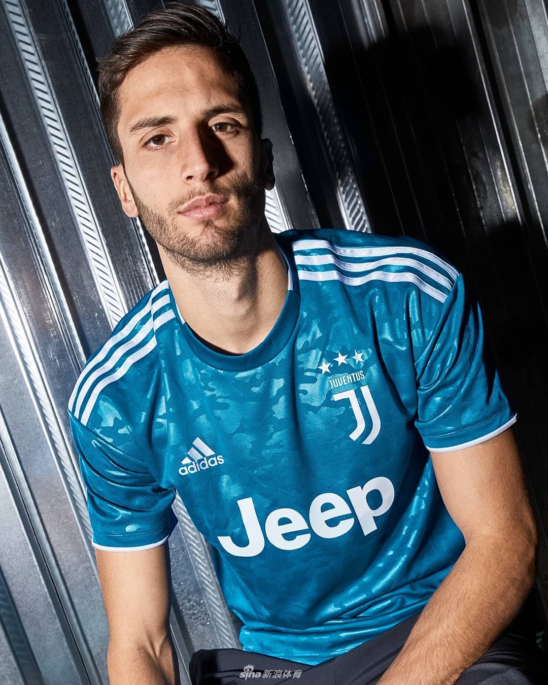 尤文发布第三球衣 C罗霸气亮相