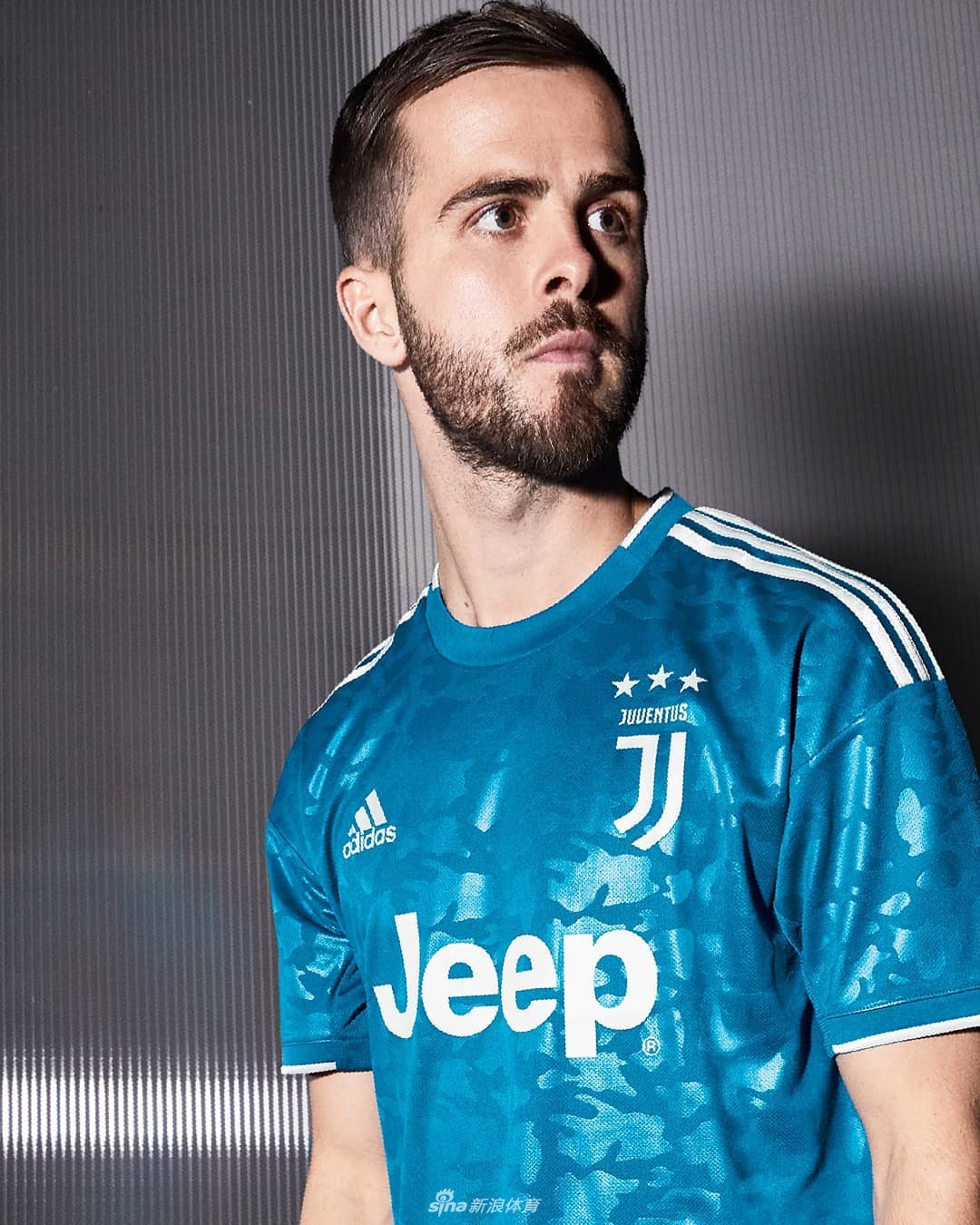 尤文发布第三球衣 C罗霸气亮相