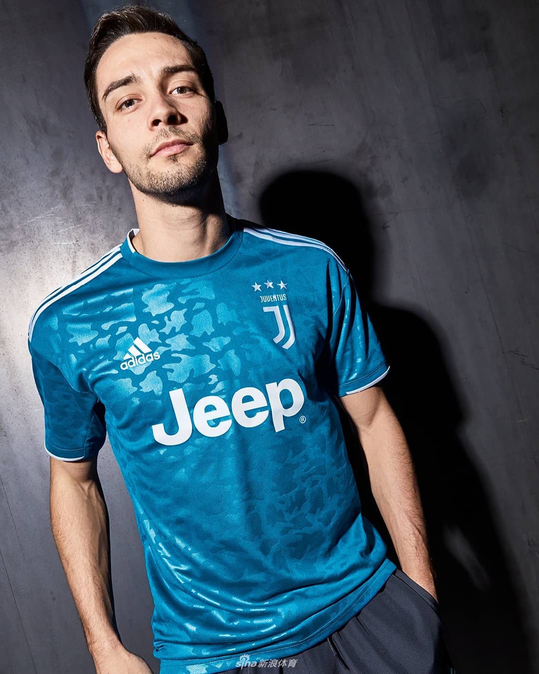 尤文发布第三球衣 C罗霸气亮相