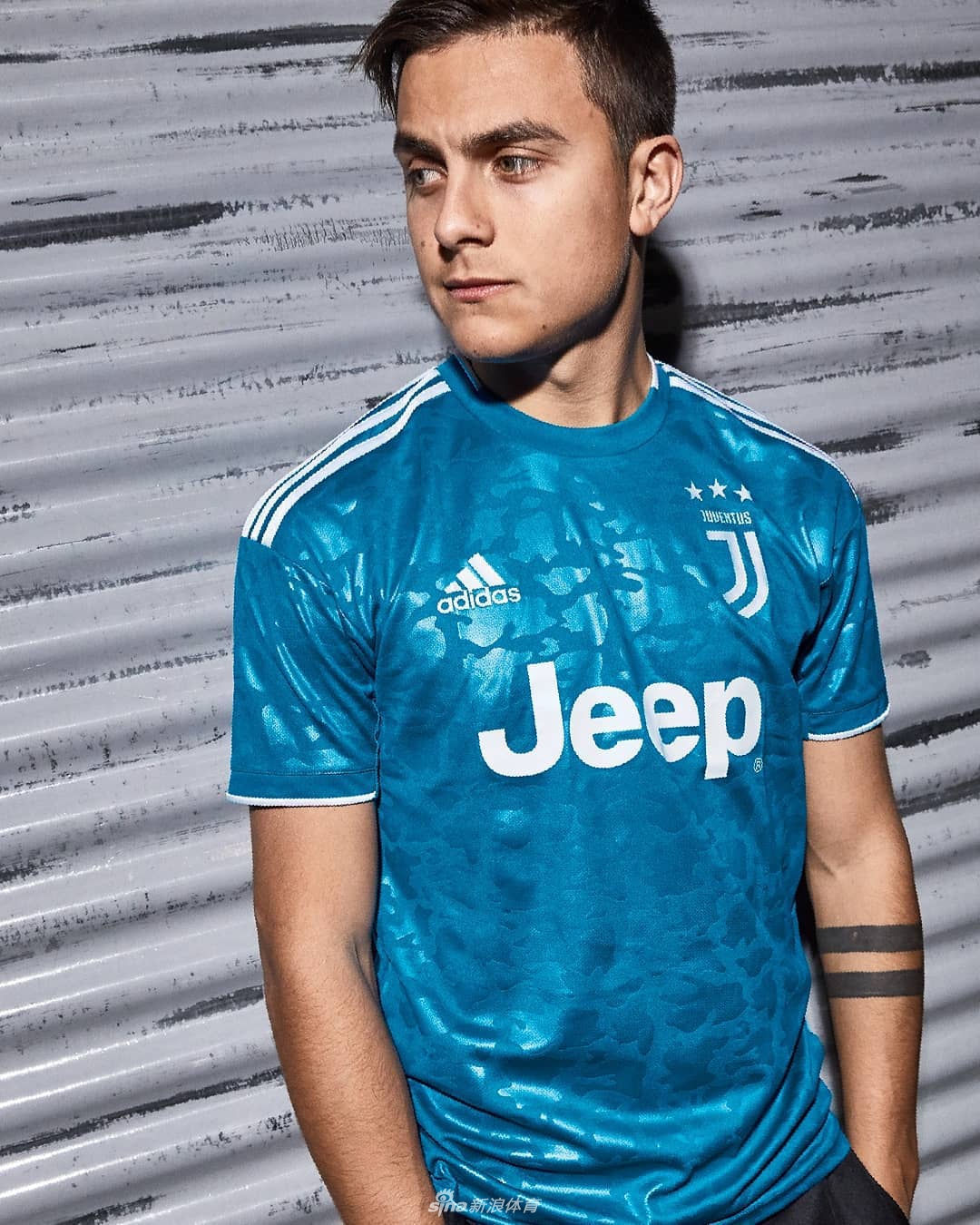 尤文发布第三球衣 C罗霸气亮相
