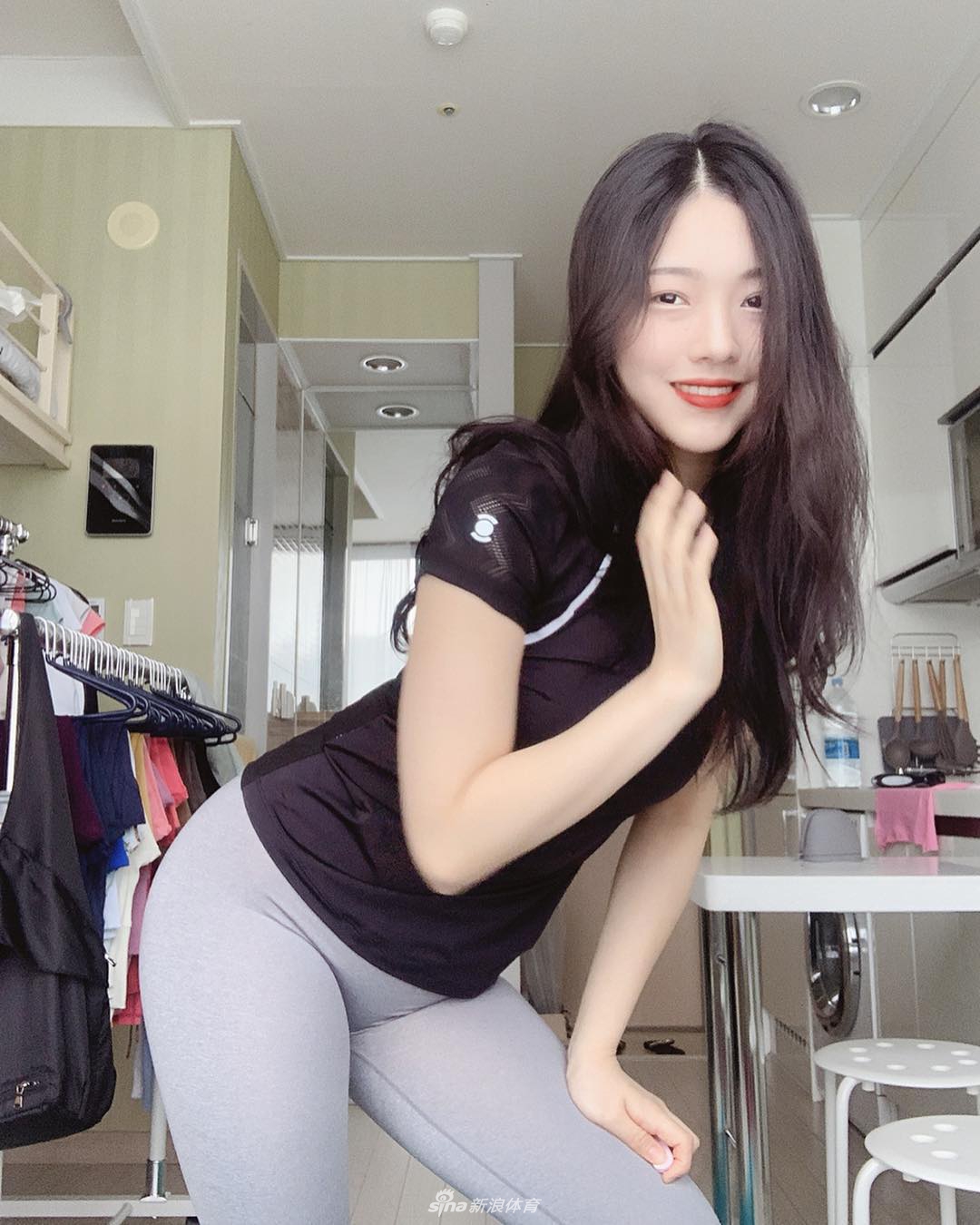 瑜伽美女教练笑容甜死人 男粉丝都想上她的课