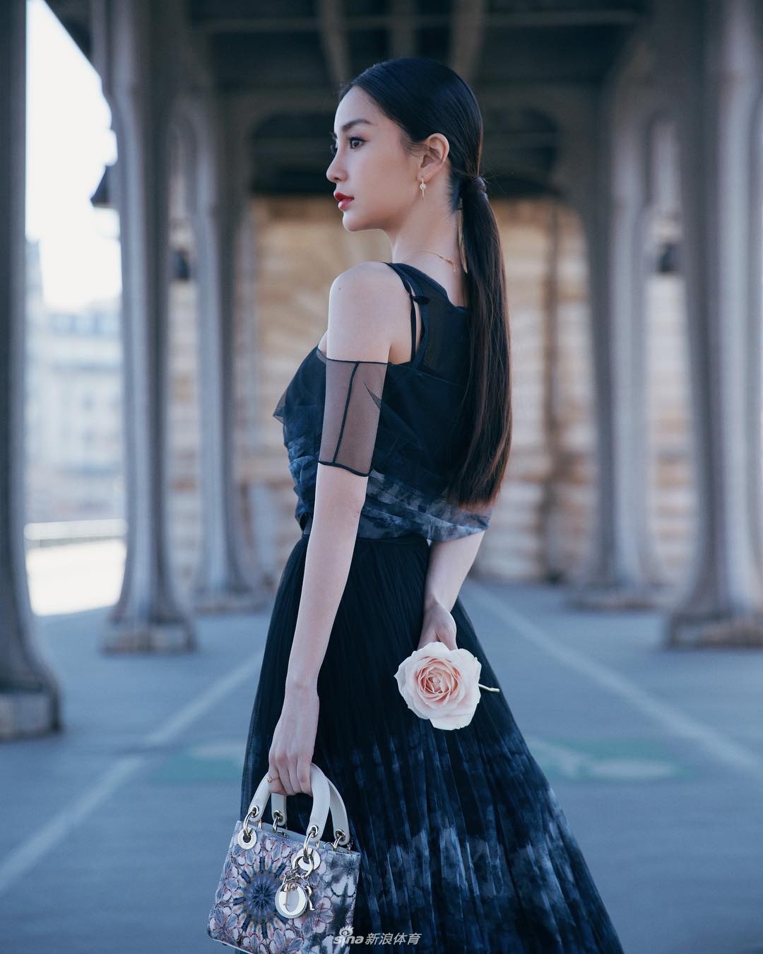 美！Angelababy晒与小贝合影