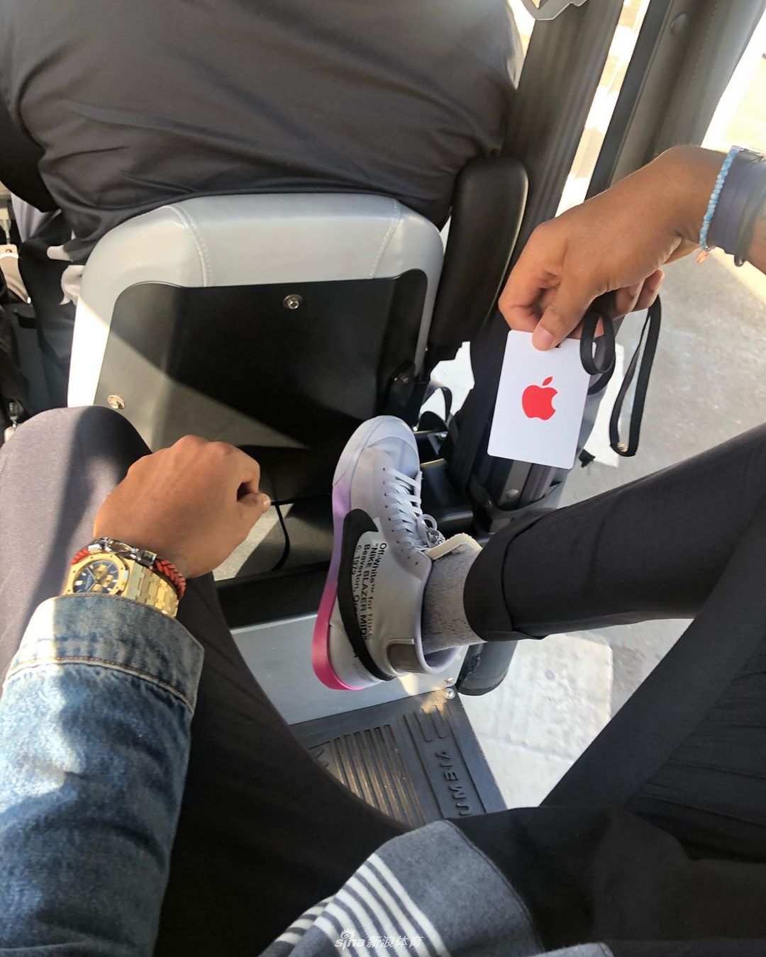 湖人球星浓眉携手维密超模率先感受iPhone11