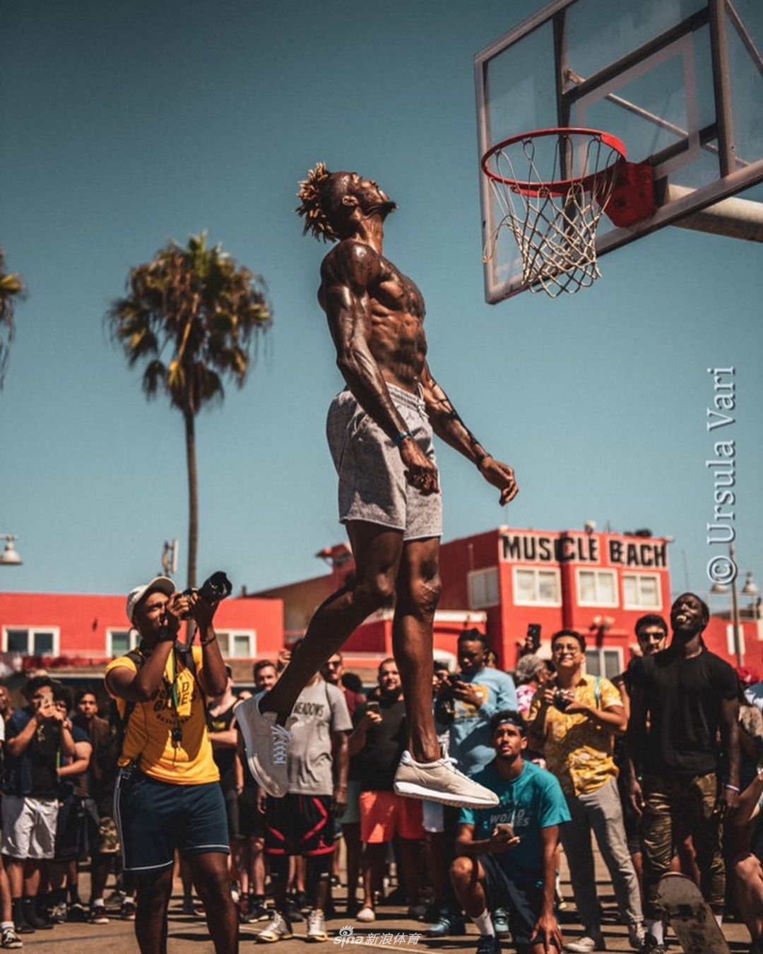 霍华德变身魔鬼筋肉人 野球场秀弹跳头与篮筐齐平