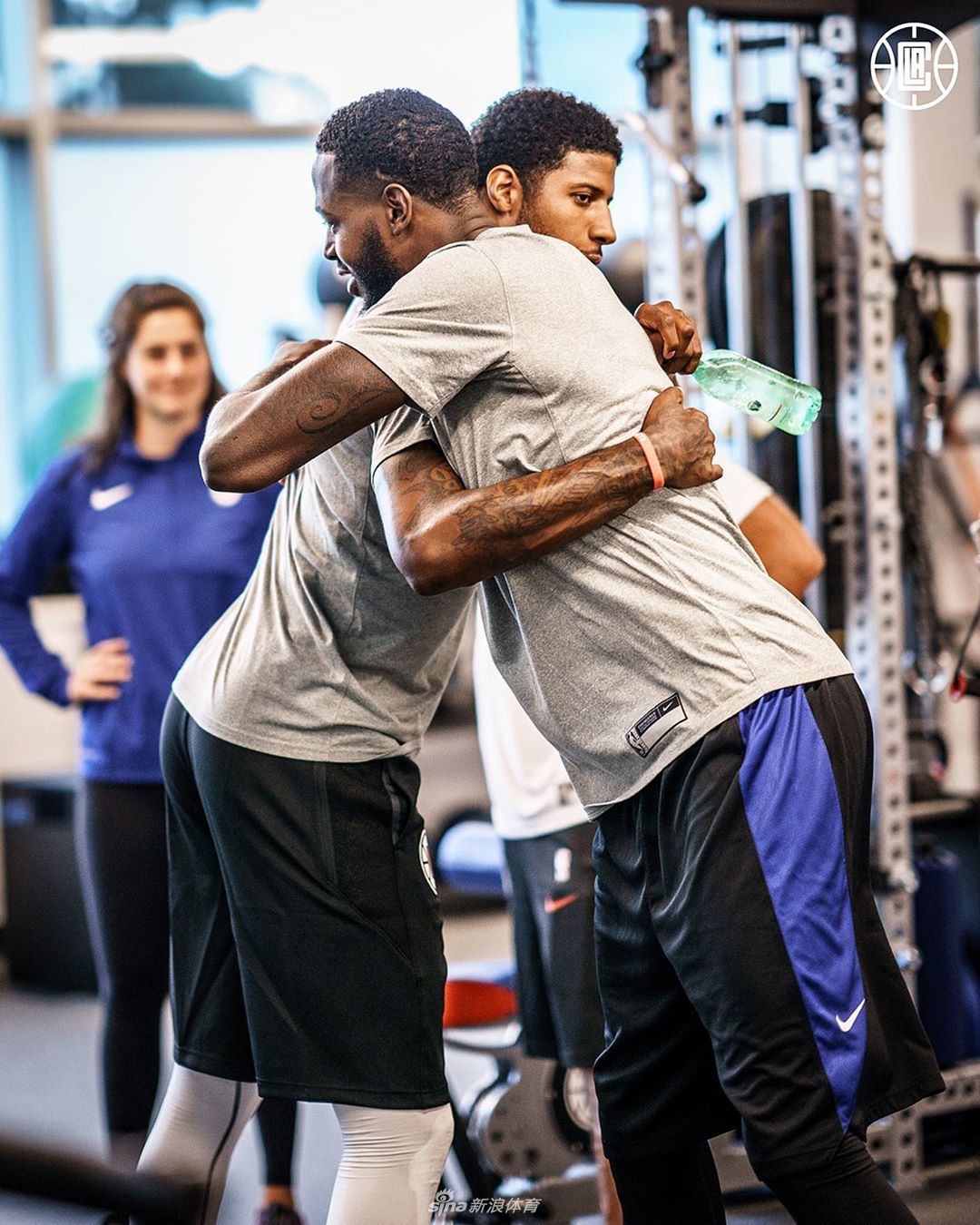 泡椒与队友拥抱