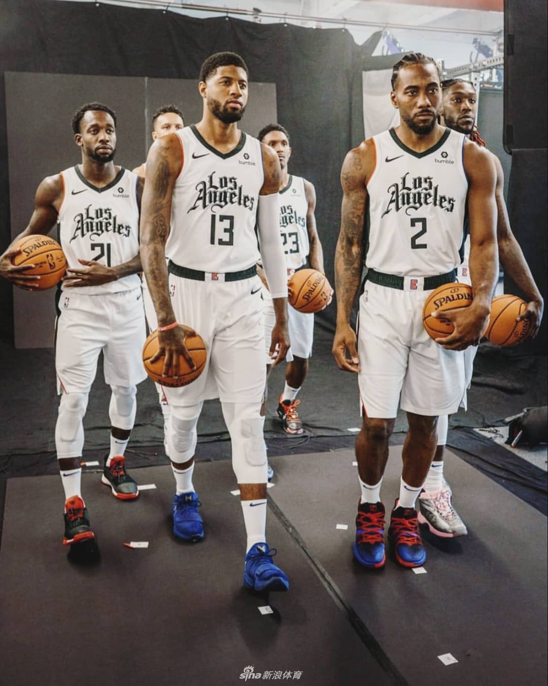 卡哇伊泡椒领衔快船拍摄写真 新款洛城球衣挑战老大哥湖人
