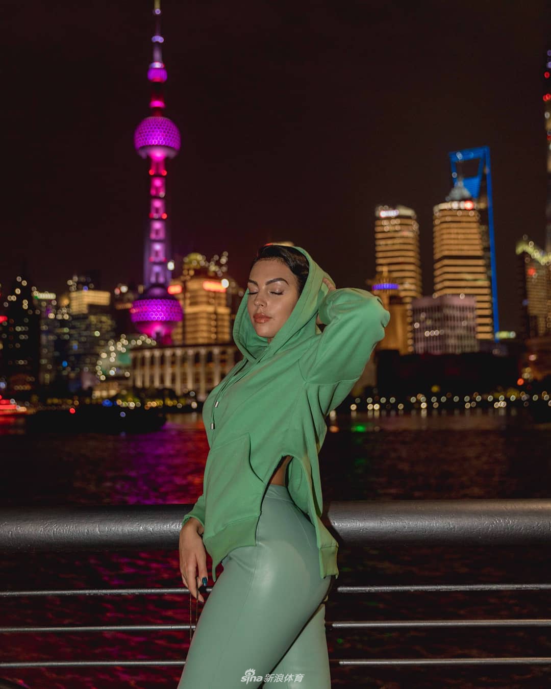 C罗女友乔治娜现身上海赚外快 长裙开叉到大腿根