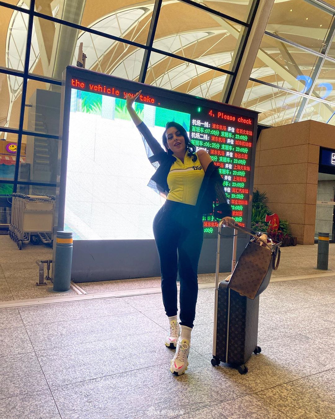 C罗女友乔治娜现身上海赚外快 长裙开叉到大腿根