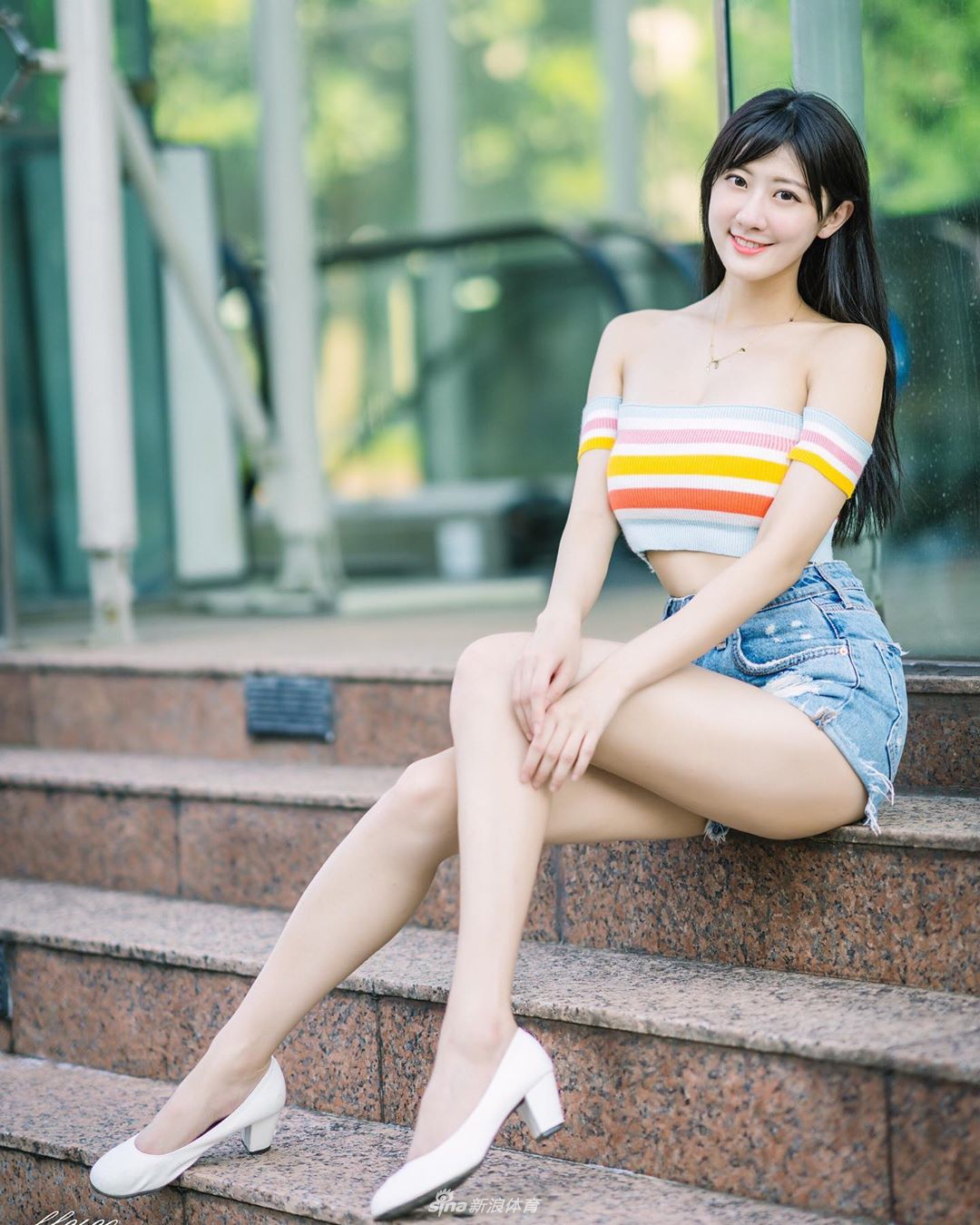 美女球迷为猛龙新赛季助威 傲人大长腿夺人眼球