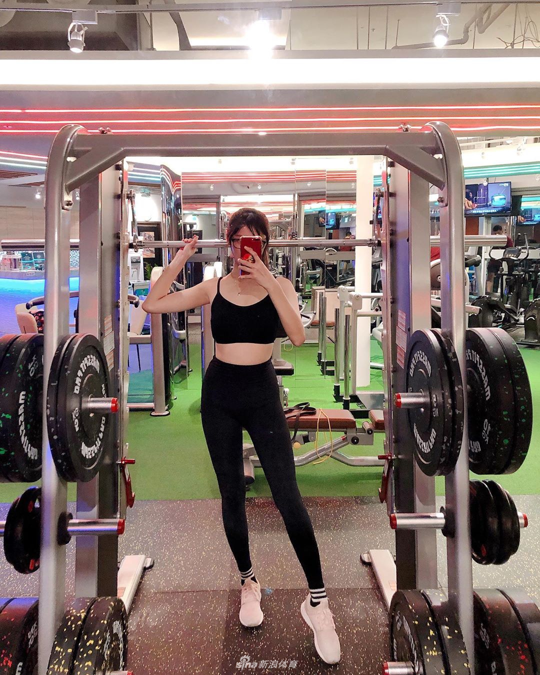 美女球迷为猛龙新赛季助威 傲人大长腿夺人眼球