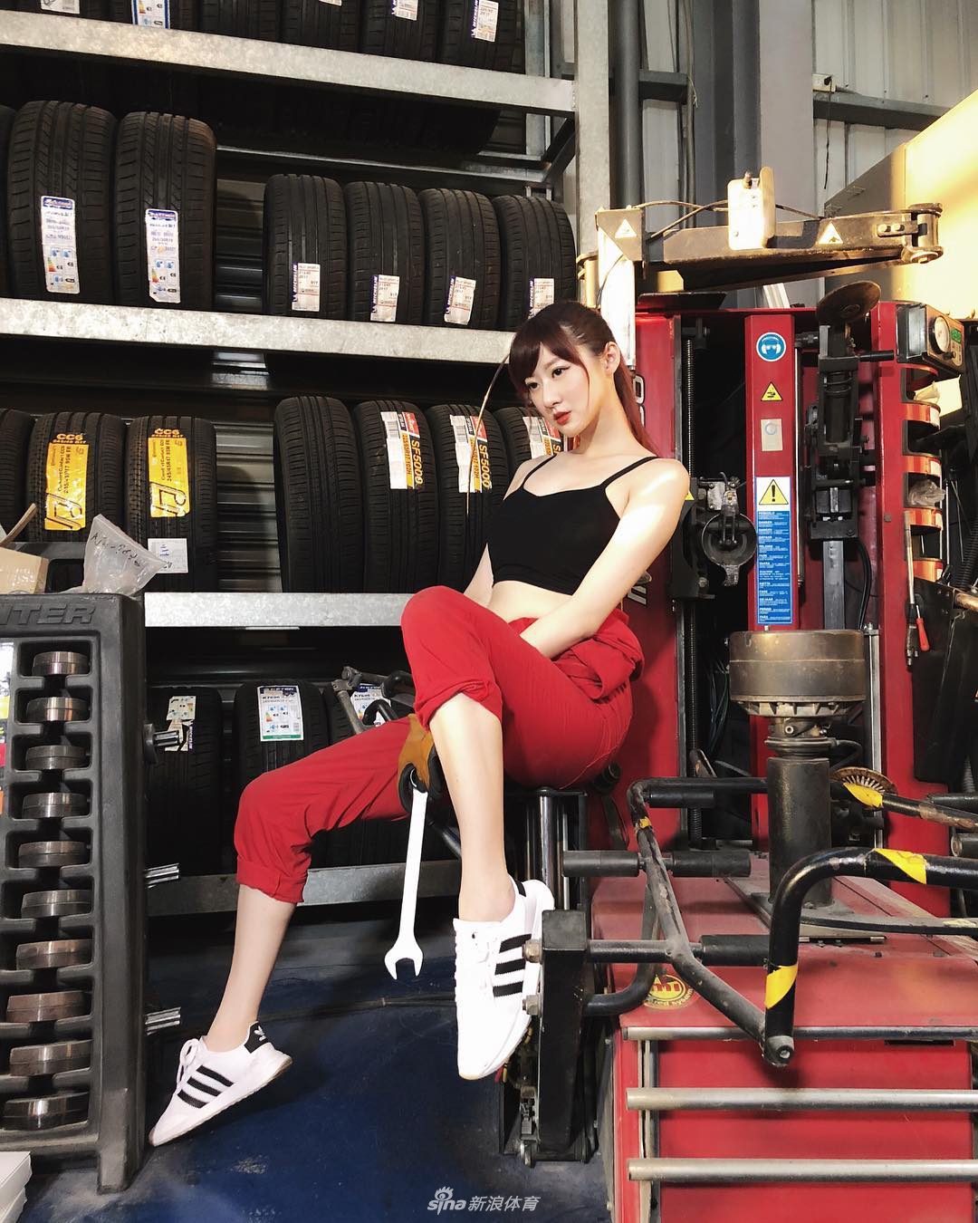 美女球迷为猛龙新赛季助威 傲人大长腿夺人眼球