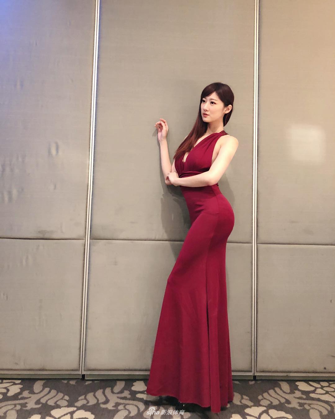 美女球迷为猛龙新赛季助威 傲人大长腿夺人眼球