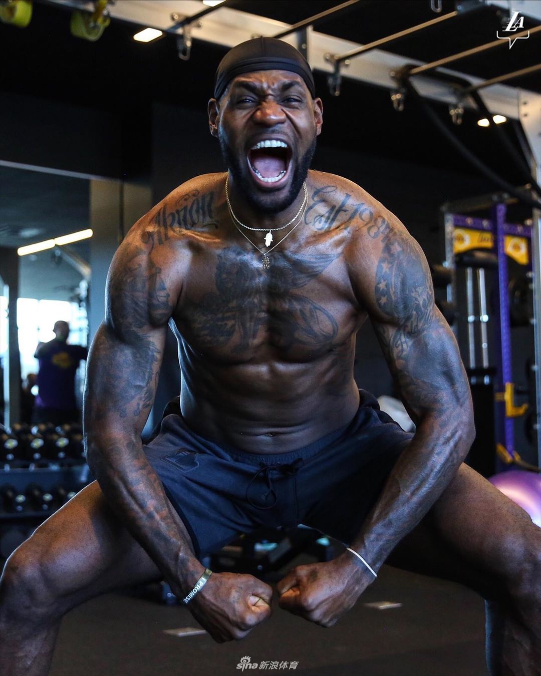 又把上衣脱了！湖人训练詹姆斯半裸出镜疯狂秀肌肉
