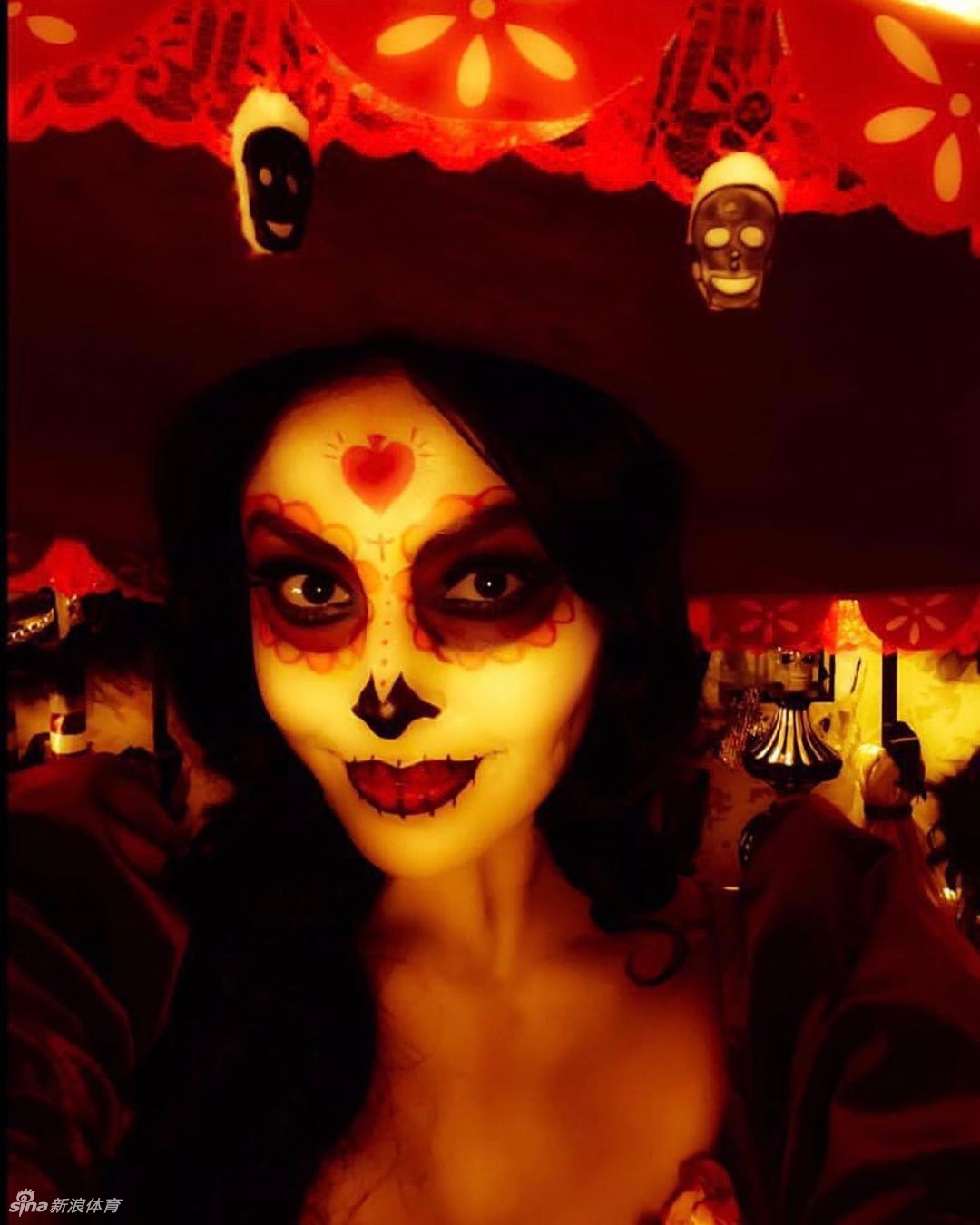 科比美妻瓦妮莎晒历年万圣节装扮 狂野小猫vs火辣女巫