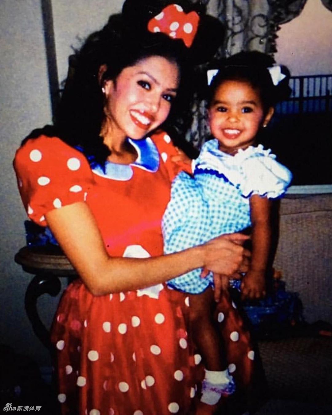 科比美妻瓦妮莎晒历年万圣节装扮 狂野小猫vs火辣女巫