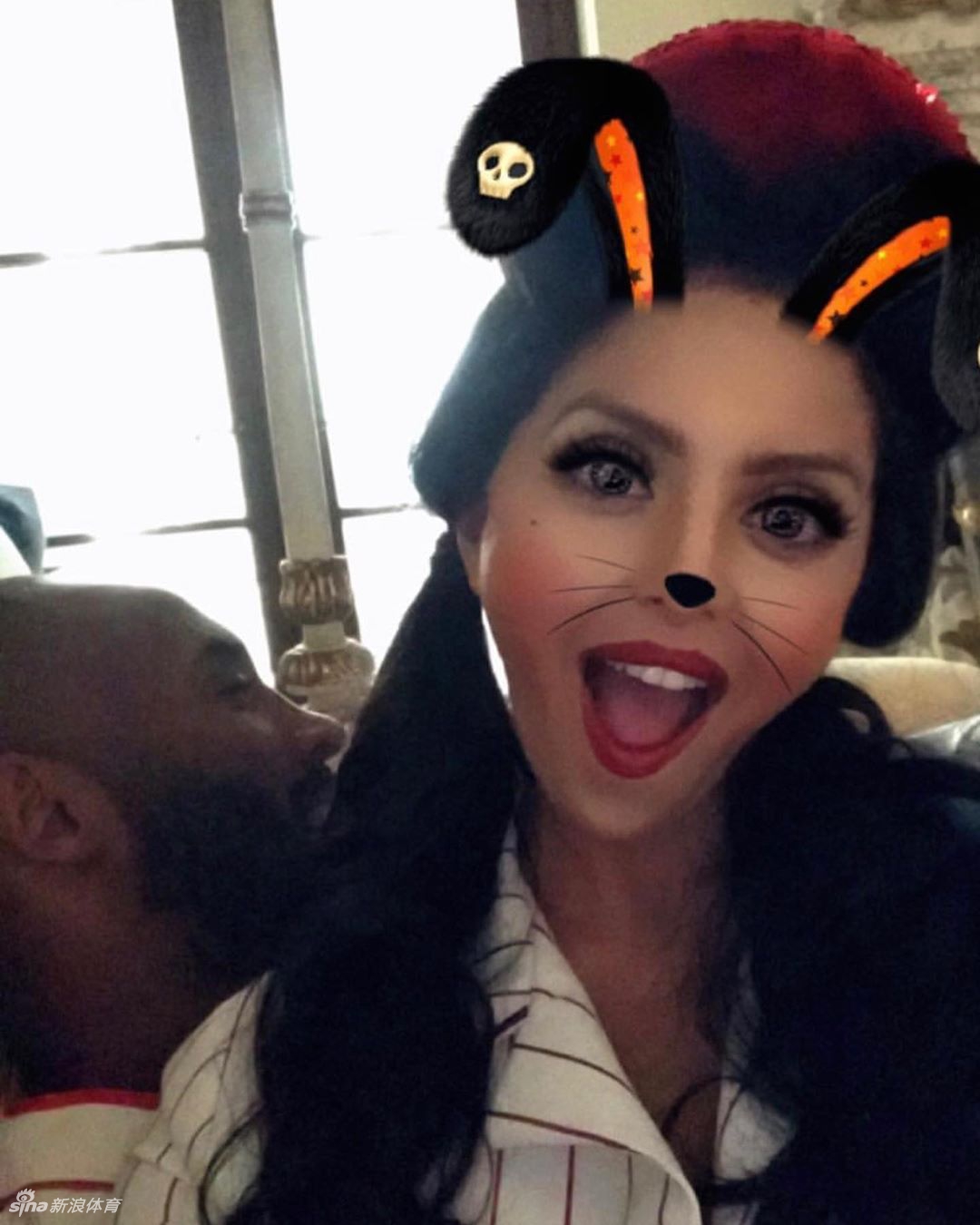 科比美妻瓦妮莎晒历年万圣节装扮 狂野小猫vs火辣女巫