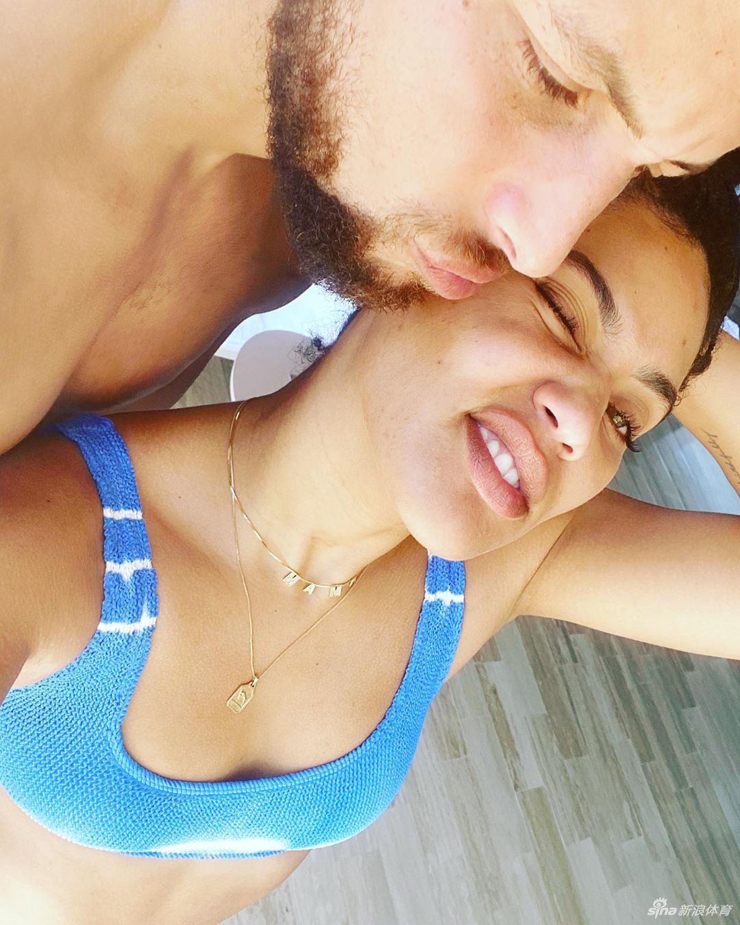库里带妻子度假晒日光浴 骑在身上玩亲亲