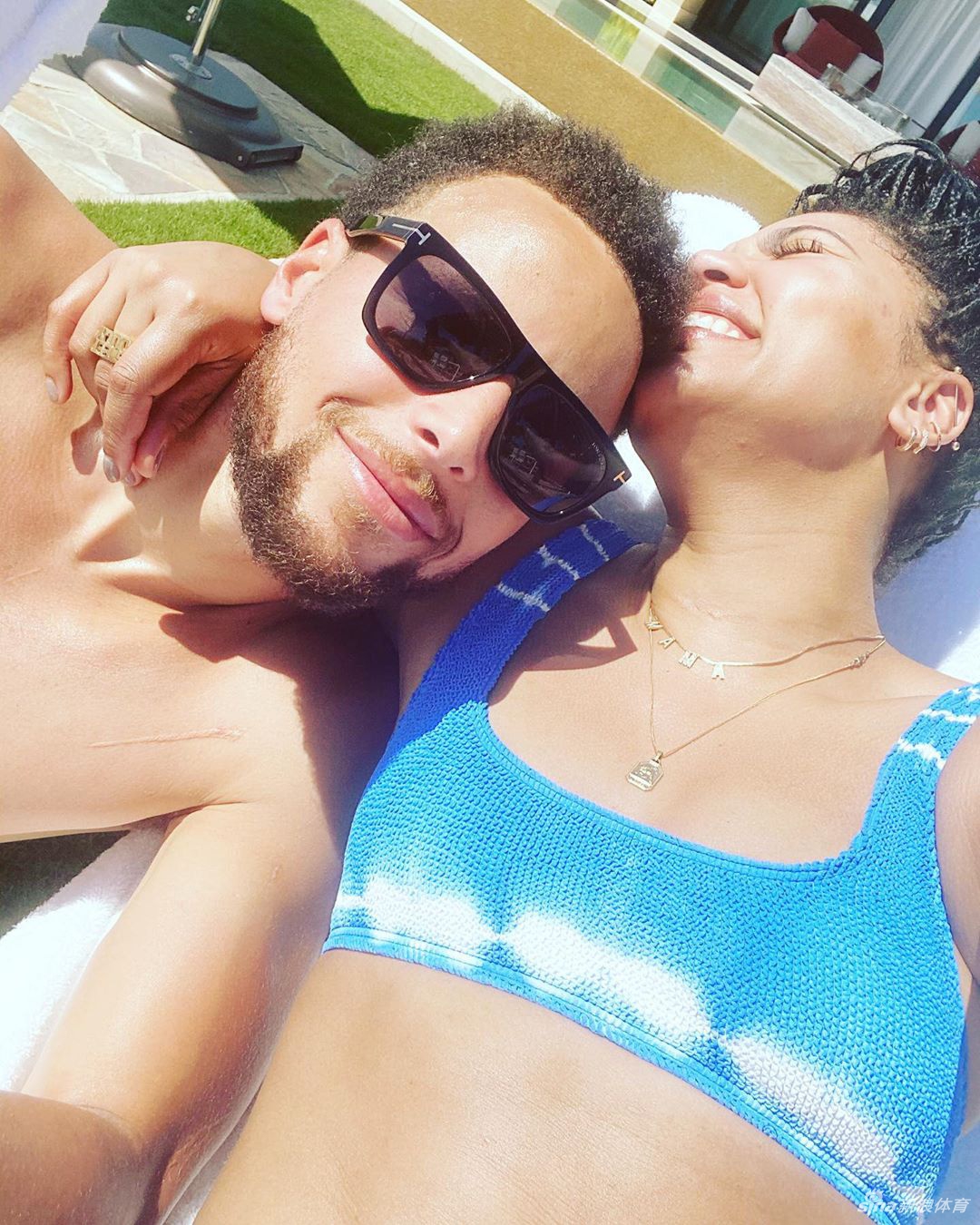 库里带妻子度假晒日光浴 骑在身上玩亲亲