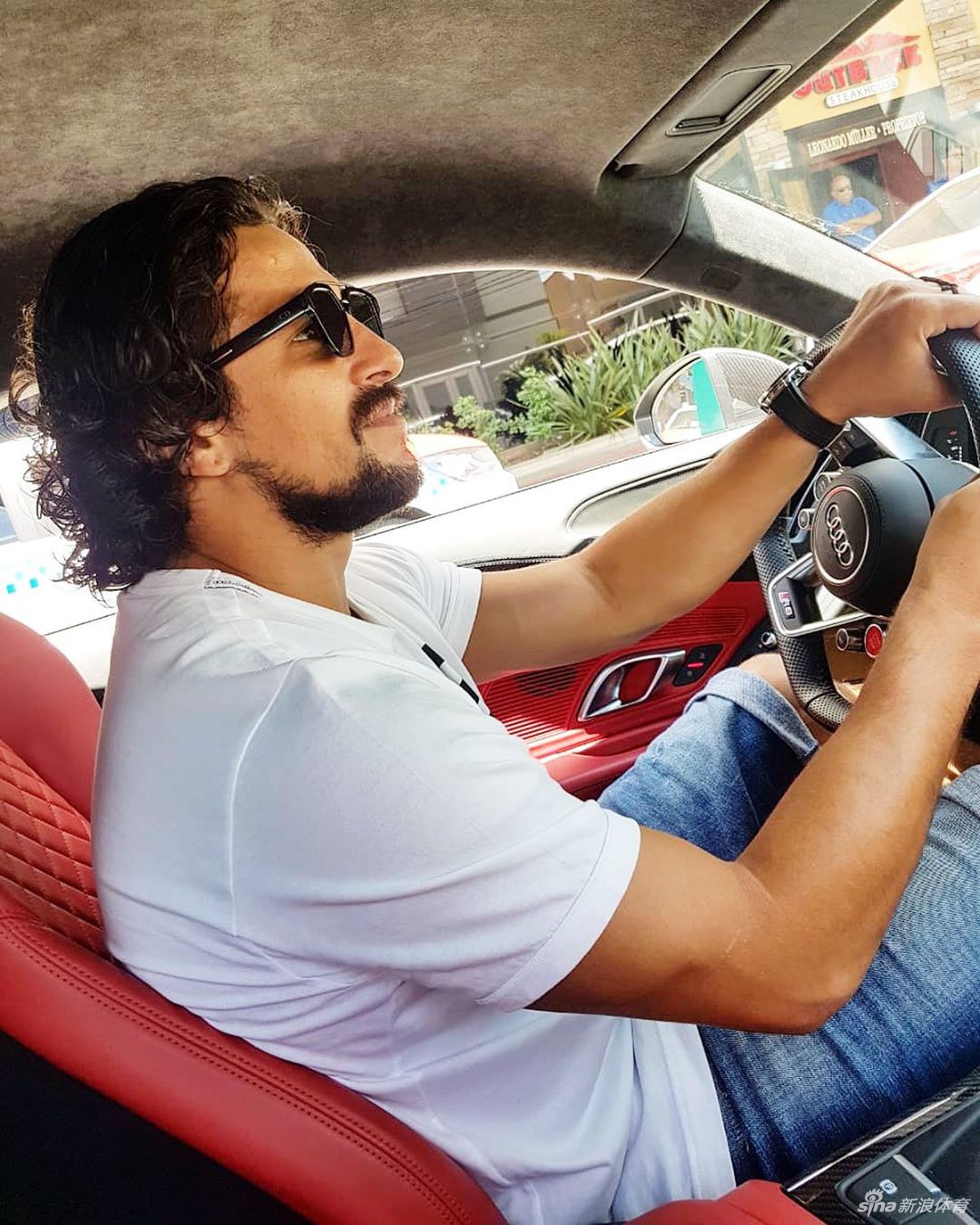 入籍球员洛国富换新造型长发飘飘