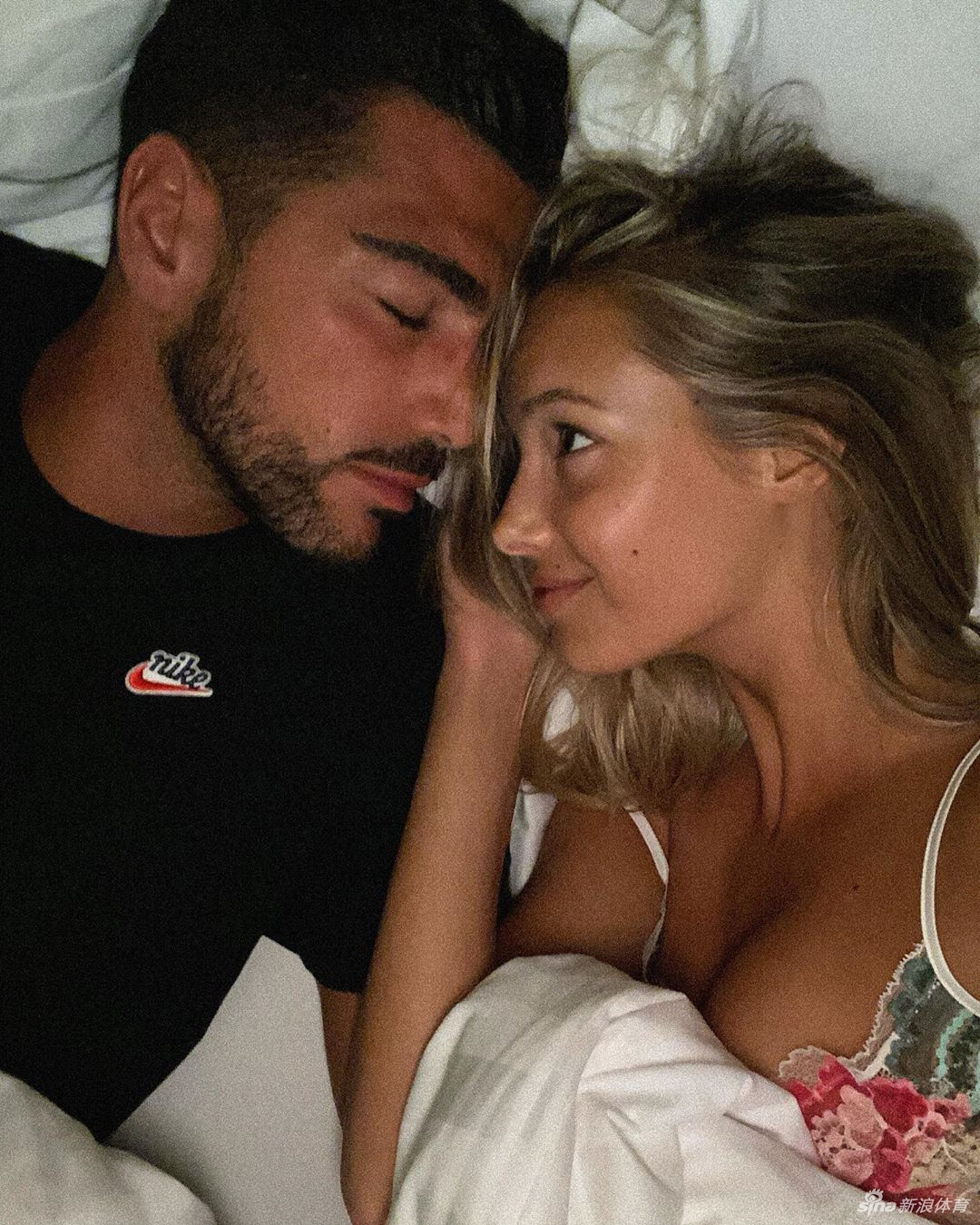 佩莱女友瓦尔加给男友送祝福:全家健康平安