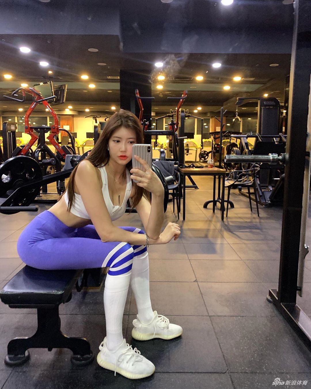 健身美女戴口罩运动秀大长腿 这身材什么水平