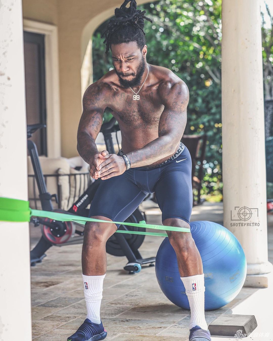 克劳德发布在家训练照片 大肌肉相当晃眼