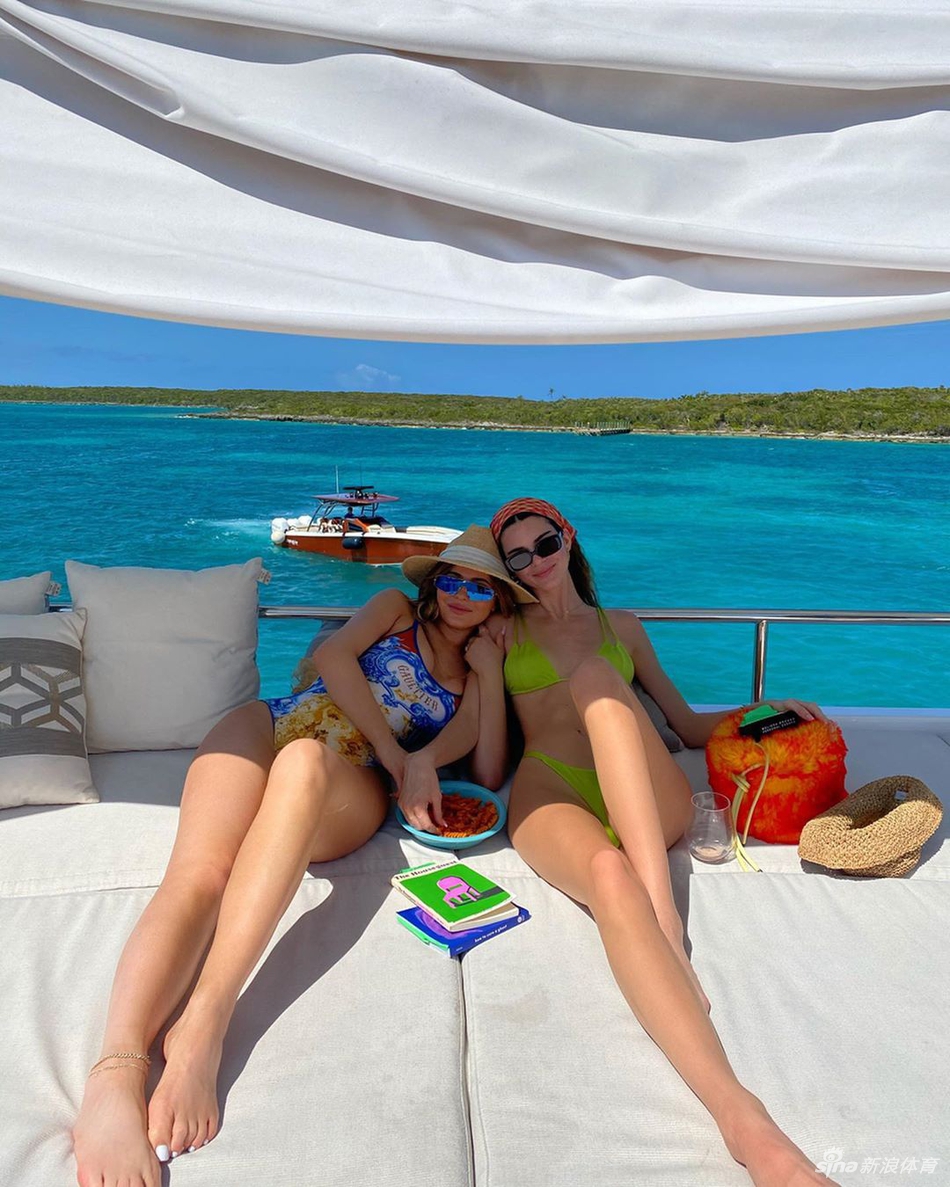 西蒙斯女友詹娜海边度假 NBA球星都迷的超模身材