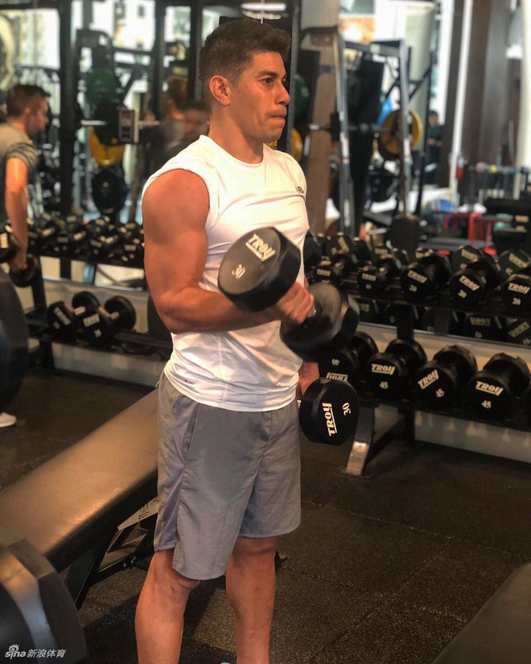 曝孔卡要回中国复出 晒照秀腹肌37岁身材没走样